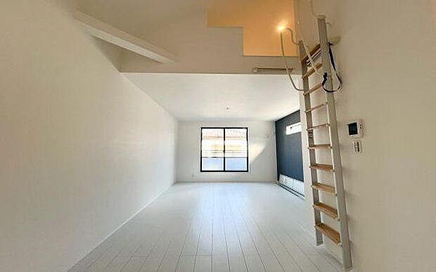 《リビングダイニング》 ■家族が自然と集まって、思い思いにくつろぎ、遊び、語らう、やすらぎの空間。