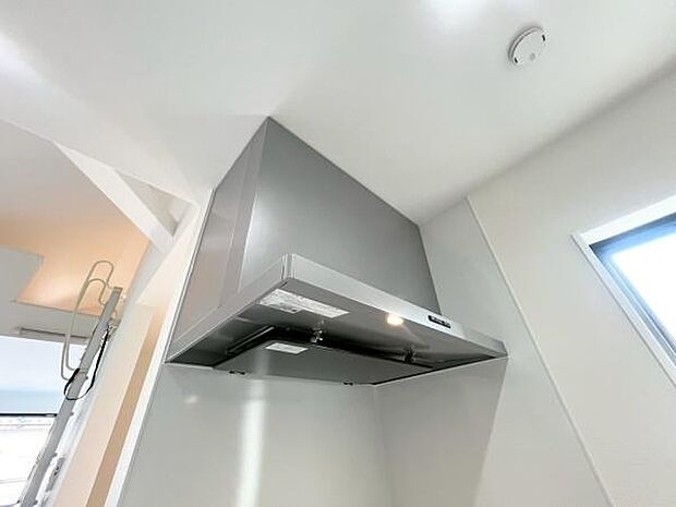 《システムキッチン・レンジフード》 ■カフェのようなすっきりとした形状のスリムレンジフード