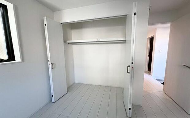 《収納》 ■洋服を機能的に収納できるハンガーパイプのほか、帽子やバッグを置ける枕棚も設置。ゆとりあふれる収納空間です。