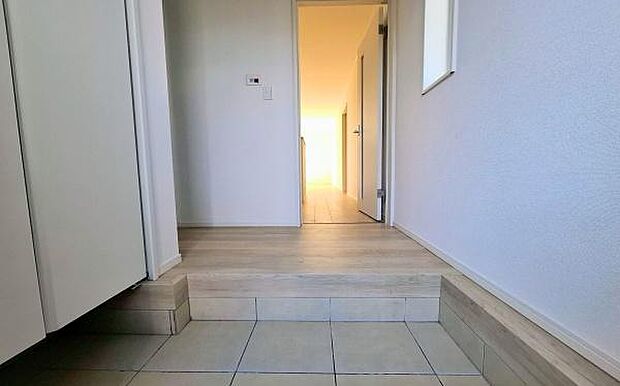 《玄関》 ■シューズボックス付きで玄関もスッキリ。