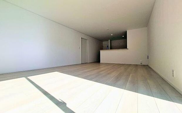 《リビングダイニング》 ■ゆとりを感じさせる上質で明るい空間が、住まう人や訪れる人を心地よく迎え入れてくれます。