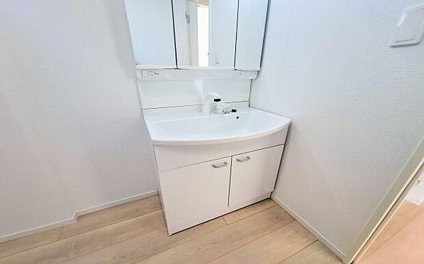 《洗面化粧台》 ■使いやすいシャープなデザインの洗面化粧台。