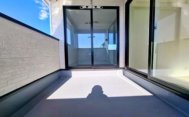 《バルコニー》 ■さわやかな風が通り暖かい光がふりそそぐバルコニー