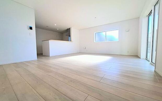 《リビングダイニング》 ■上質な時間を育む暮らしのメインステージ。寛ぎとご家族とのコミュニケーションを育む居心地のよい場所。この明るい空間は家族に安らぎを与えて、落ち着いた心地よい空間になるでしょう。