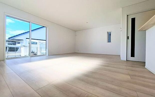 《リビングダイニング》 ■開放的でのびのびとくつろげるリビングは、家族のコミュニケーションの場として、みんなが集まる暖かな場所に。