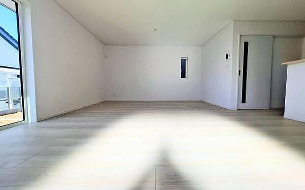 《リビングダイニング》 ■家族が自然と集まって、思い思いにくつろぎ、遊び、語らう、やすらぎの空間。隣室との間仕切りを開け放てばより一層開放的な空間に。