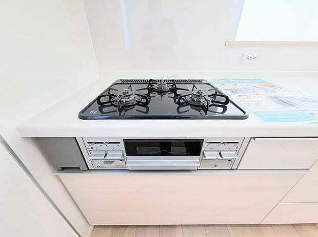 《三口ガスコンロ》 ■毎日料理をする方、家族の分まで作られる方には必須の三口ガスコンロ。同時進行が可能で効率よく、楽しく料理ができます。