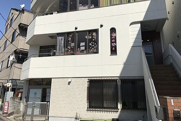 ミアヘルサ保育園ひびき元住吉まで603m、晴れた日には園の周辺や公園に散歩にでかけ自然に触れ、時には洋服を泥だらけにしてあそんでいます。