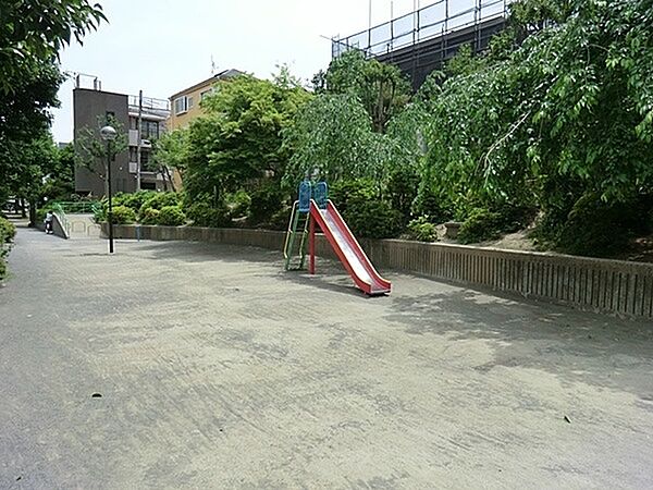 北谷町公園まで1167m、住宅街のスタンダードな公園です。保育園から道を挟んだところにあるコンパクトな公園。ベンチはありません。