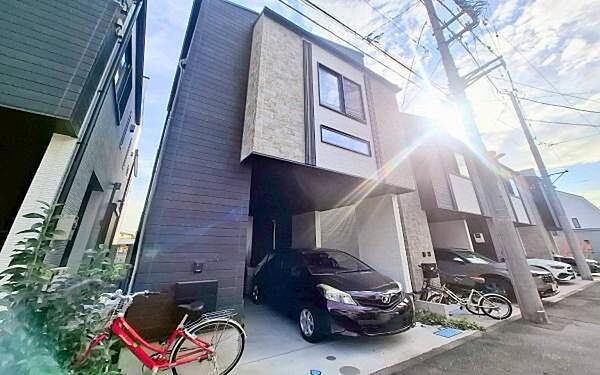 《外観》　■スタイリッシュな外観のお住まい。前面道路と敷地の間に高低差がないのでお車の出し入れしやすい立地です。