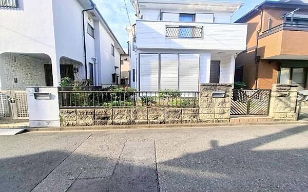 《前面道路》　■閑静な住宅街の一角