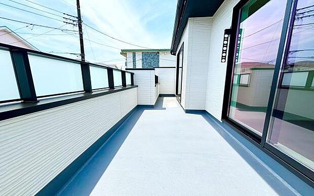 《バルコニー》 ■「青い空」と「白い雲」、「気分が晴れる場所」がここにあります。