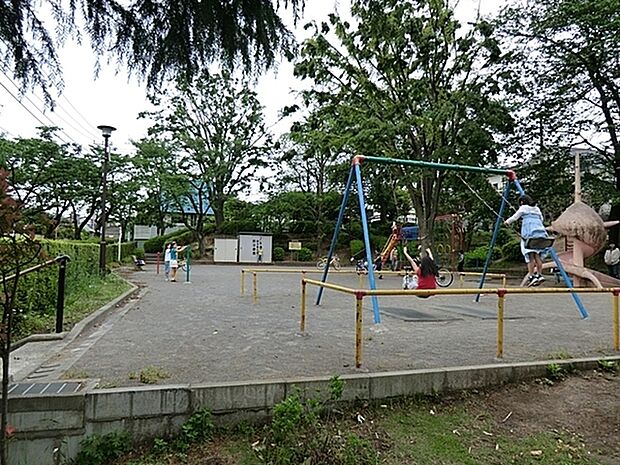 つくし野貝がら児童公園まで715m、貝がらが目玉の公園です。複合遊具がすぐ横にあります。展望台もあり上で貝がらを見ながら休憩出来ます。
