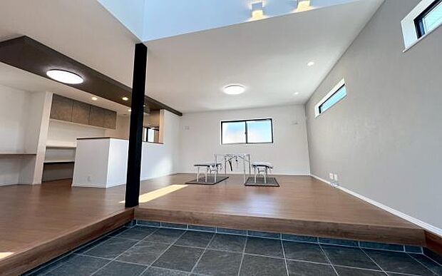 《リビングダイニング》 ■家族が自然と集まって、思い思いにくつろぎ、遊び、語らう、やすらぎの空間。