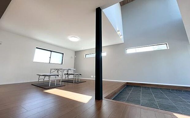 《リビングダイニング》 ■豊かな光が照らすこの場所は、たわいもない会話を楽しみ、ゆったりとした時間を過ごす場所。家族の日常が刻まれる大切な空間です。自然光に溢れるこの空間はリフレッシュにピッタリです。