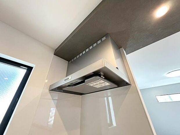 《システムキッチン・レンジフード》 ■煙や匂いをしっかりキャッチする、深型レンジフード。換気能力の高さで選ばれ続ける、スタンダードで使いやすいタイプです。