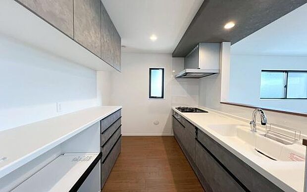 《ダイニングキッチン》 ■家族が集う楽しく親子の会話も弾む対面キッチン。明るく清潔で使い勝手のいいキッチンには、いつも家族の笑顔があふれています。