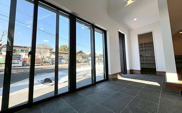 《寝室》 ■朝から日差しいっぱい、早起きしたくなる洋室。ベッドを置いてもゆとりを感じられる。窓からの朝日が心地よい目覚めへと誘います。ゆとりある広さを確保し、心地よいプライベートタイムを演出します。