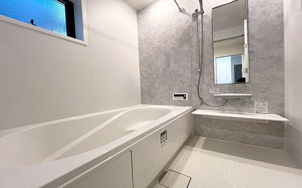 《浴室》 ■清潔感あふれる美しい浴室。ゆったりとした浴槽で、快適なバスタイムをお過ごしいただけます。