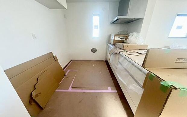 《システムキッチン》 ■大型冷蔵庫や食器棚を置いても余裕なスペース。