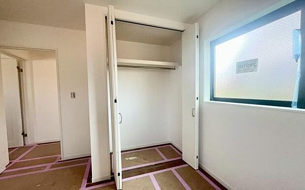 《収納》 ■室内をいつもすっきり保てる、収納力のあるクローゼット。ハンガーパイプと棚板で衣類の整理整頓がしやすく、日々の暮らしをスマートにサポートします。