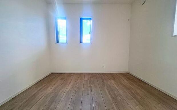 《洋室》 ■机とべットを入れても十分な広さ。お子様の勉強部屋に。