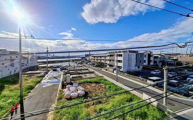《眺望》 ■目の前には気持ちの良い青空が広がります。開放的で開けた空間が望めます。