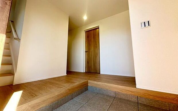 《玄関》 ■シューズボックス付きで玄関もスッキリ。