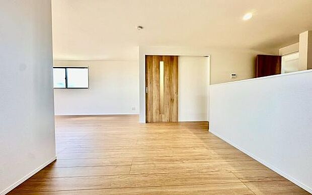 《リビングダイニング》 ■開放的で広いリビング。のびのびとくつろげるリビングは、家族のコミュニケーションの場として、みんなが集まる憩いの場所に。