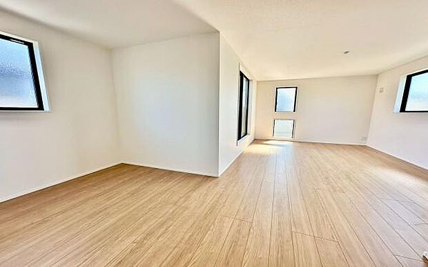 《リビングダイニング》 ■大画面TVも余裕、インテリアプランが考えやすいワイドなリビング。家族がしぜんに集まる広さ、お子様が思わず走り出す大空間。