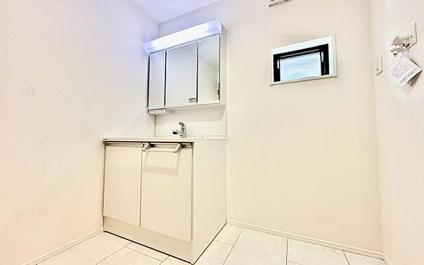 《洗面化粧台》 ■使いやすいシャープなデザインの洗面化粧台。