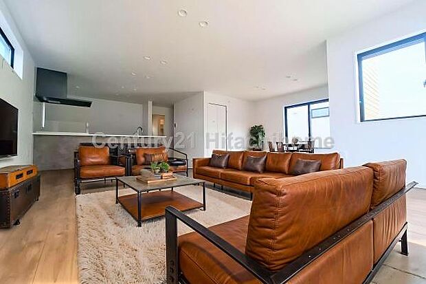 《リビングダイニング》　■本画像は家具や小物の配置をCGで作成しており、実際に現地に家具や小物は置かれておりません。また、価格に家具や小物は含まれておりません。