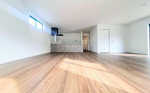 《リビングダイニング》　■大画面ＴＶも余裕、インテリアプランが考えやすいワイドなリビング。家族がしぜんに集まる広さ、お子様が思わず走り出す大空間。