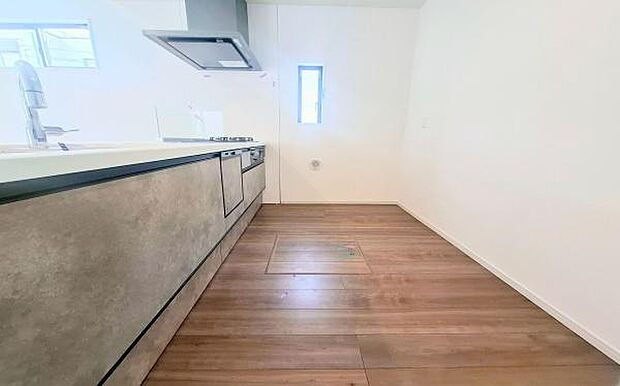 《キッチン》　■お手入れしやすくきれいなキッチン。お料理の始めから後片付けまで楽しい時間になりそうです。