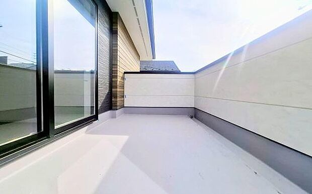 《バルコニー》　■さわやかな風が通り暖かい光がふりそそぐバルコニー