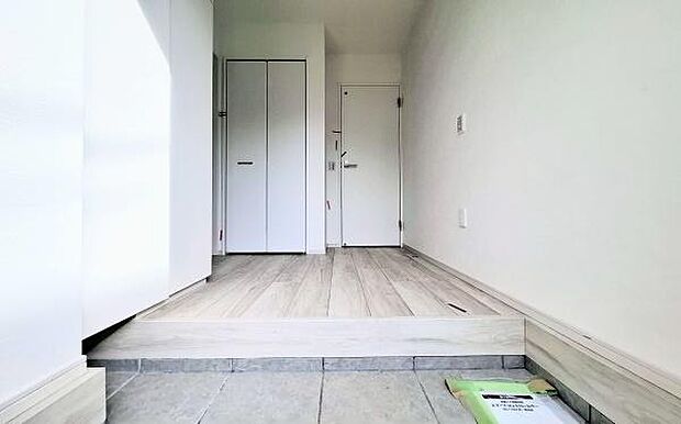 《玄関》■玄関ホールにもゆとりをもった設計ですので第一印象が違います。