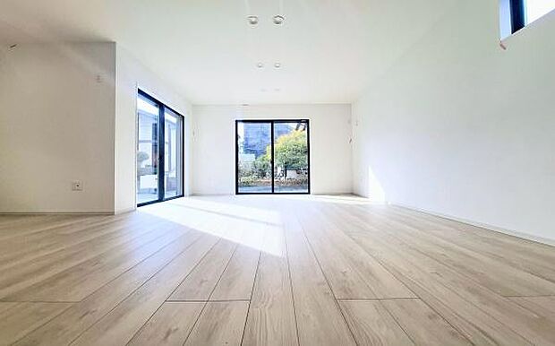 《リビングダイニング》 ■ご家族でゆったりとした時間を過ごす場所です。