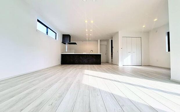 《リビングダイニング》 ■大画面TVも余裕、インテリアプランが考えやすいワイドなリビング。家族がしぜんに集まる広さ、お子様が思わず走り出す大空間。