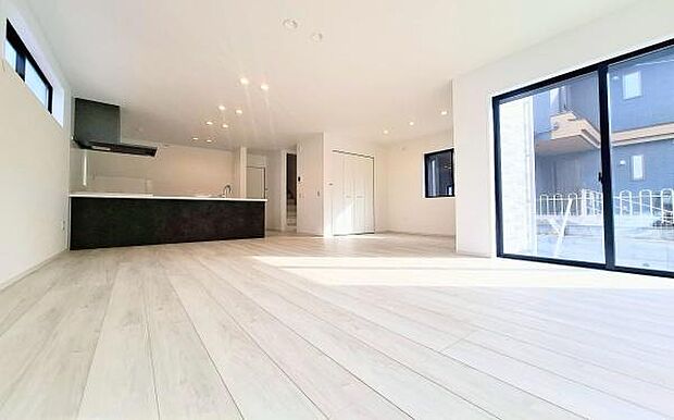 《リビングダイニング》 ■ご家族でゆったりとした時間を過ごす場所です。