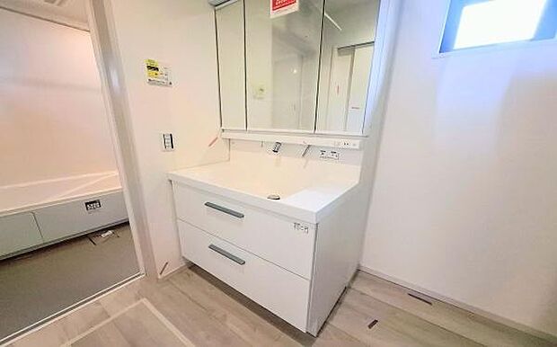 《洗面化粧台》 ■使いやすいシャープなデザインの洗面化粧台。