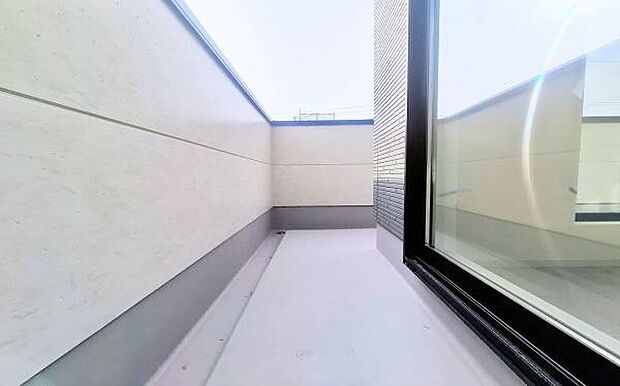 《バルコニー》 ■さわやかな風が通り暖かい光がふりそそぐバルコニー