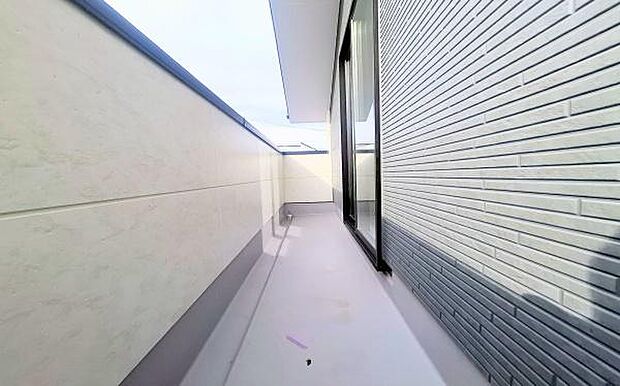 《バルコニー》 ■さわやかな風が通り暖かい光がふりそそぐバルコニー