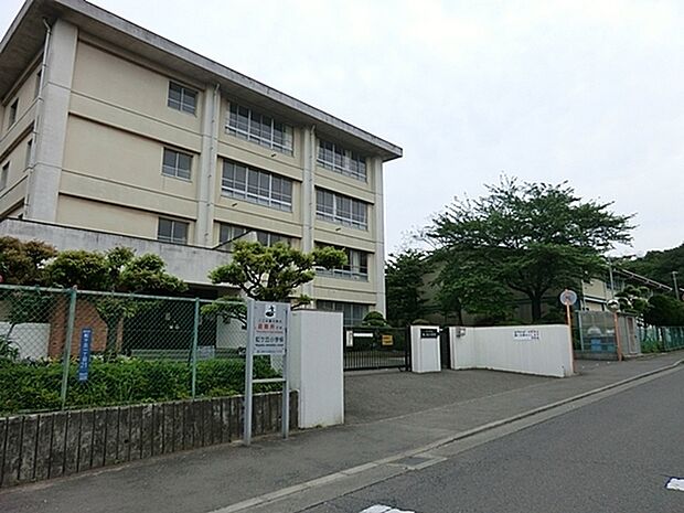 川崎市立虹ヶ丘小学校まで129m