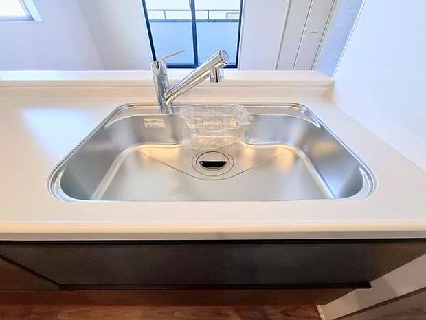 《キッチン》　■ステンレス製シンク。幅と奥行きがありますので、食器洗時のストレスも減りそうです。