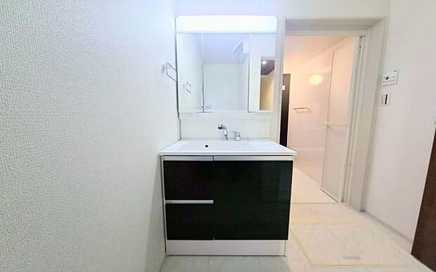 《洗面化粧台》　■使いやすいシャープなデザインの洗面化粧台。