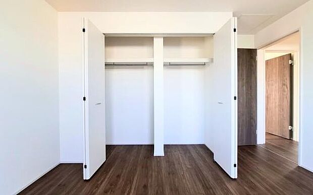 《収納》　■洋服を機能的に収納できるハンガーパイプのほか、帽子やバッグを置ける枕棚も設置。ゆとりあふれる収納空間です。