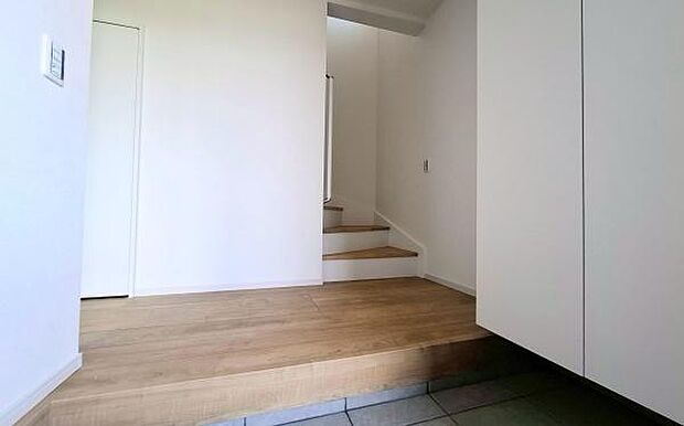 《玄関》■玄関ホールにもゆとりをもった設計ですので第一印象が違います。