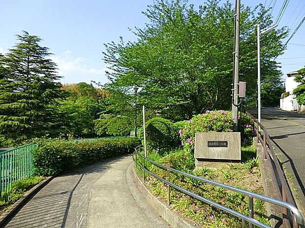 奈良町第二公園まで519m、サクラがたくさんある公園です。ベンチ、健康遊具、ブランコ、鉄棒があります。