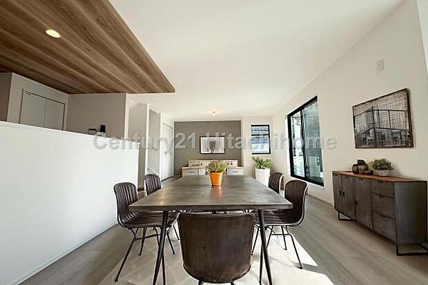 《リビングダイニング》 ■本画像は家具や小物の配置をCGで作成しており、実際に現地に家具や小物は置かれておりません。また、価格に家具や小物は含まれておりません。