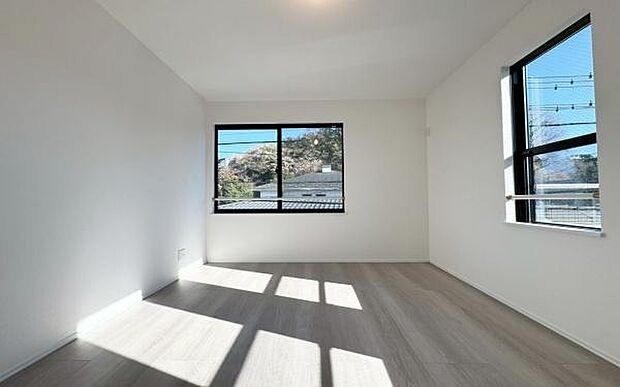 《寝室》 ■心地よい眠りへといざなうしっとりと落ち着いた雰囲気の寝室。